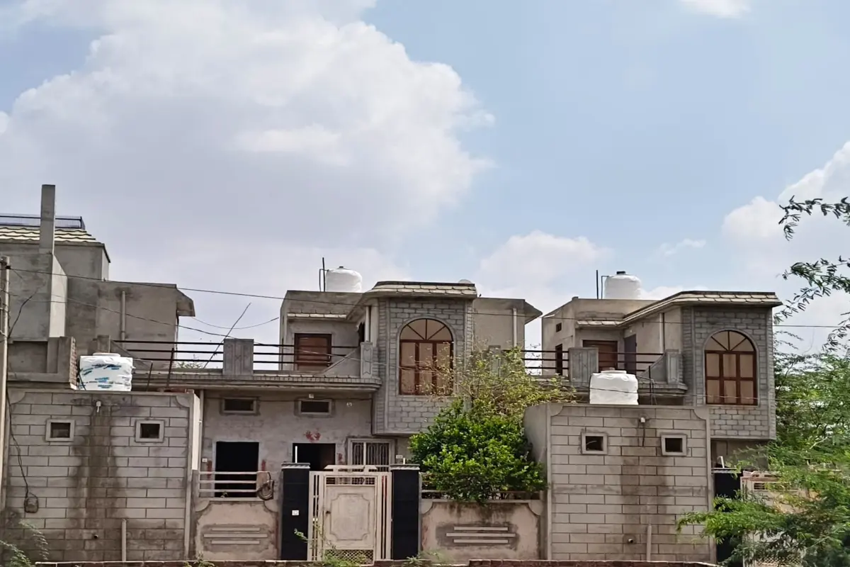 30×50 BEAUTIFUL HOUSE FOR RENT – 2 ROOM, KITCHEN & HALL WITH PARKING